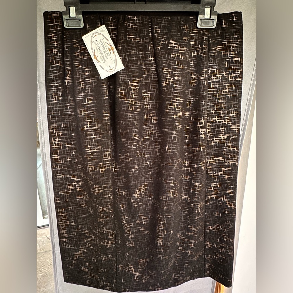 Mid length pencil skirt. New/Never Worn. Large.
